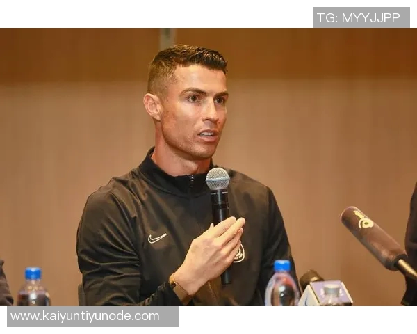 C罗社交媒体分享友谊赛精彩瞬间展现团队精神与奋斗决心